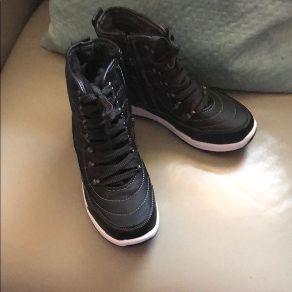 Winter boots or cold weather boots. - Picture 1 of 4